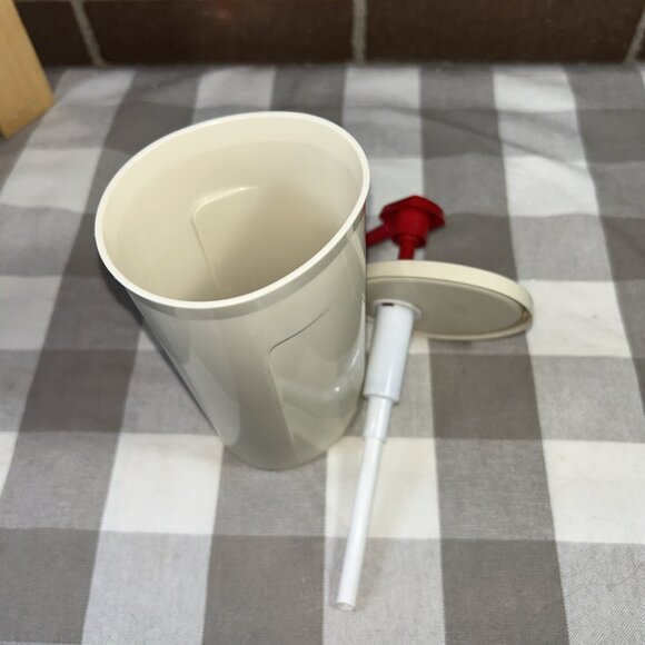 Vintage Tupperware Ketchup dispenser light beige with red tip - Picture 4 of 4